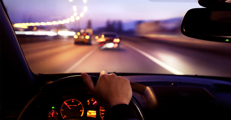 notícia: Como regularizar a CNH. Na imagem uma pessoa dirigindo um veículo por uma estrada no período da noite.
