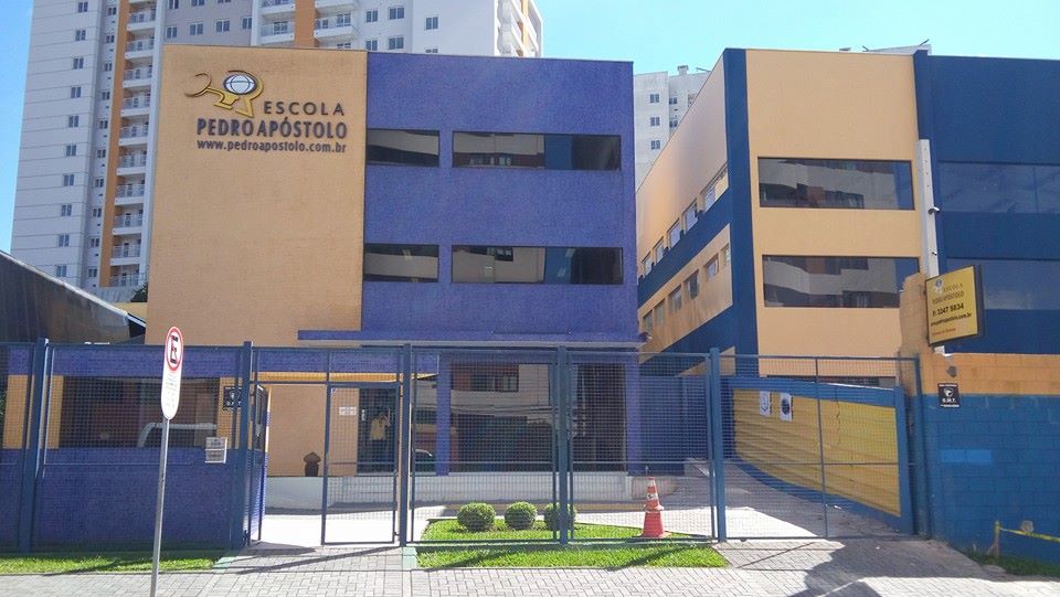 Notícia: Escola promove economia familiar e consumo consciente com “troca troca de uniformes”. Cores azul, laranja e amarelo. 