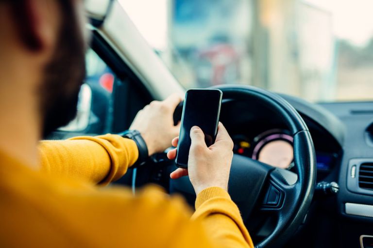 Notícia: Tolerância zero para celular ao volante: CCJ aprova punição maior em caso de homicídio.
Cores presentes na imagem: Amarelo, preto, vermelho, azul, branco.