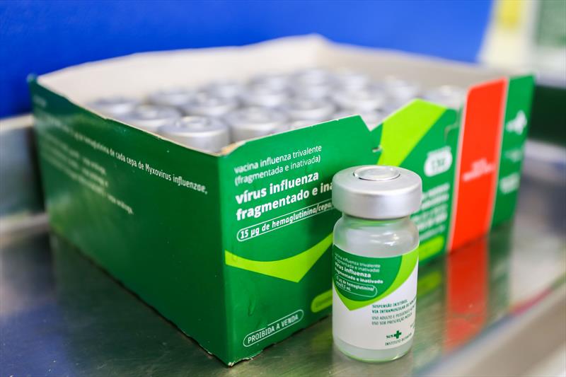 Notícia: Segunda fase da vacinação contra a gripe começa nesta quarta-feira. #pracegover: Na foto, uma caixa com a vacina contra a H1N1, cores na foto: verde, cinza, vermelho, azul e branco.