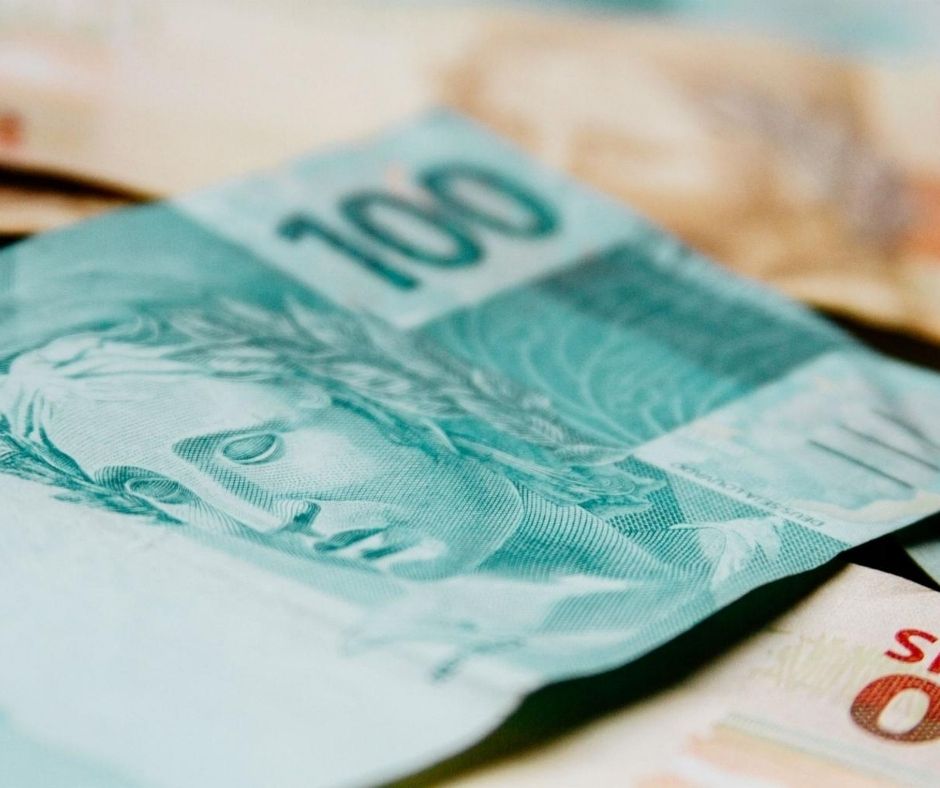 #pratodosverem: notícia: Pronampe: Câmara aprova crédito extra de R$12 bilhões paras pequena empresas. Na foto: cédulas da moeda brasileira, o real. Cores na foto: verde, marrom. 