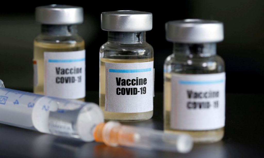 notícia: Rússia conclui testes e quer distribuir vacina contra a covid-19 em agosto. #pratodosverem: na foto, a indicação de uma vacina contra o covid-19. Cores na imagem: branco, laranja e azul. 