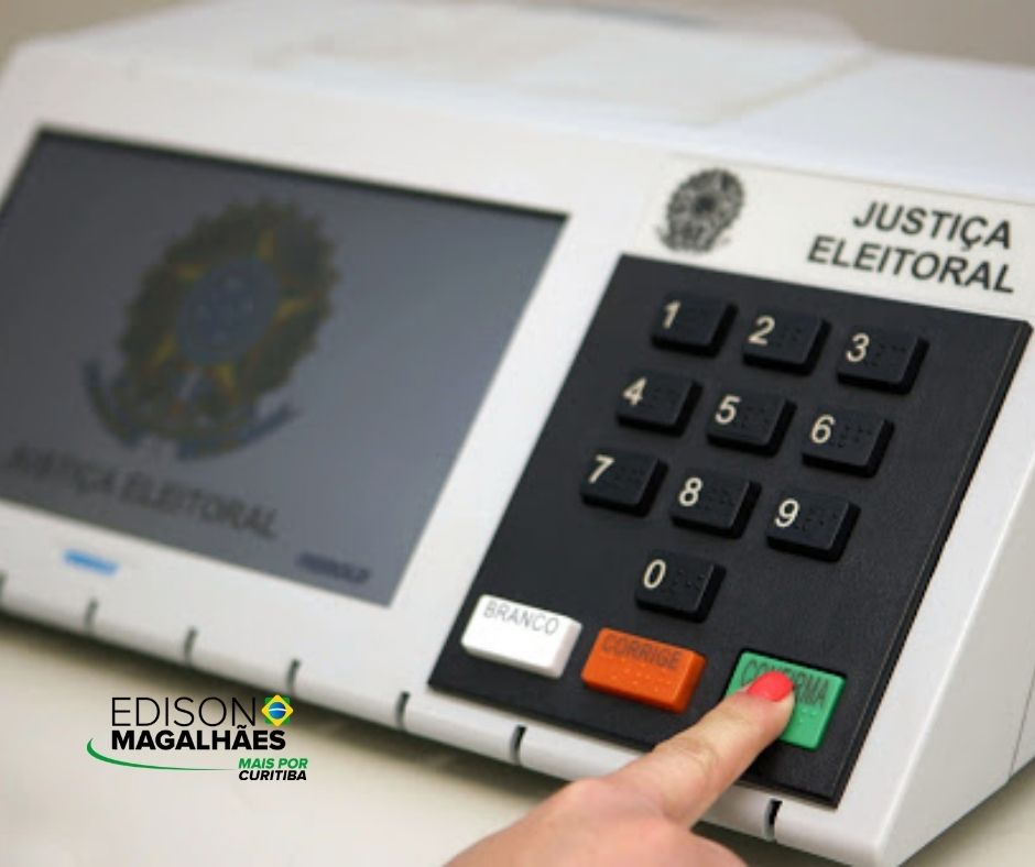 #pratodosverem: notícia: Curitiba é uma das três cidades do país escolhidas para testar votação online . Na foto, uma urna eleitoral com uma pessoal apertando o "confirma". Cores na imagem: verde, preto, branco, laranja e amarelo.